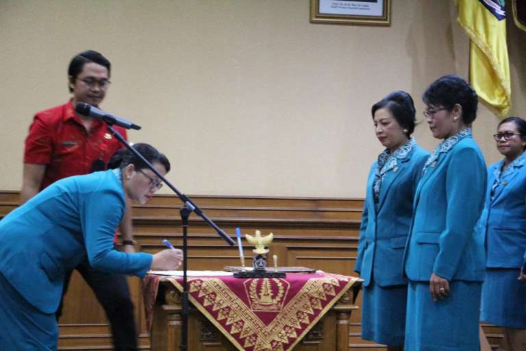 Ny. Seniasih Giri Prasta Lantik Lima Ketua TP PKK Kecamatan Utamakan Semangat Ngayah dan Gotong Royong