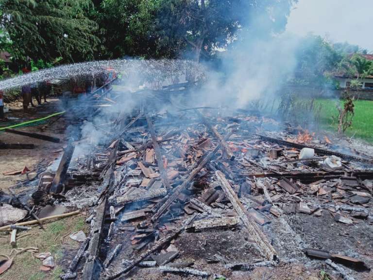 Rumah dan Dapur di Kaliakah Ludes Terbakar