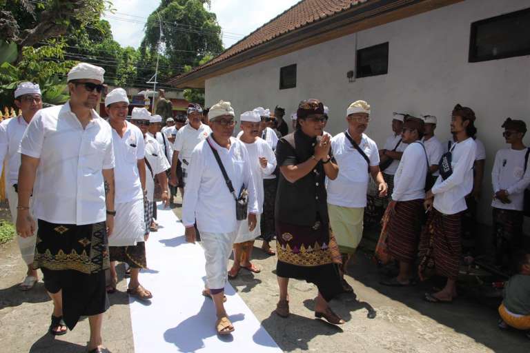 Bupati Giri Prasta Hadiri Pelebon Ida Pedanda Nyoman Temuku