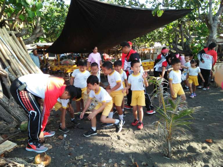 Perangi Sampah Plastik, Polres Klungkung Ajak Anak Anak TK Bhayangkari ke Pesisir Pantai Goa Lawah