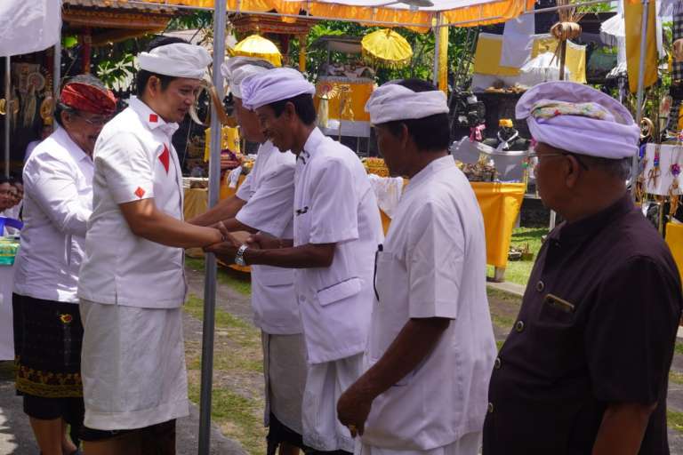 Wabup Kembang Saksikan Pengukuhan Bendesa Taman Sari