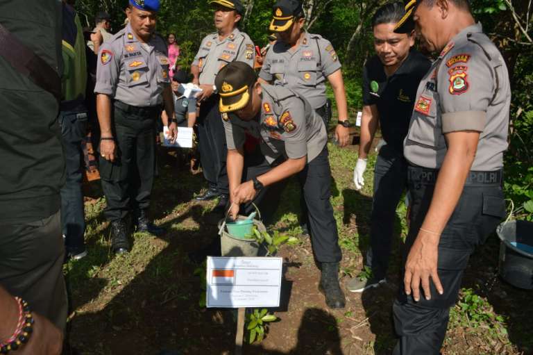 Wujudkan ‘Polri Peduli Penghijauan’ Kapolres Buleleng Sinar Subawa Lakukan Penanaman 1000 Pohon  Di Kawasan TNBB