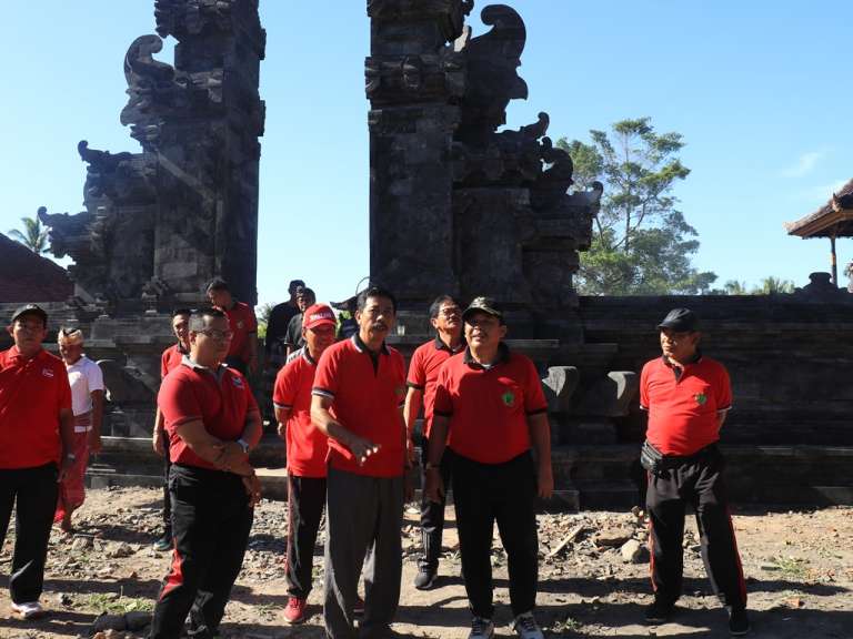 Bupati Artha Cek Pembangunan Pura Dang Kahyangan Indrakusuma
