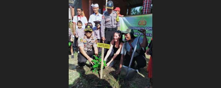 Peduli Penghijauan, Polres Gianyar Tanam 100 Pohon di Mapolsek Tampaksiring