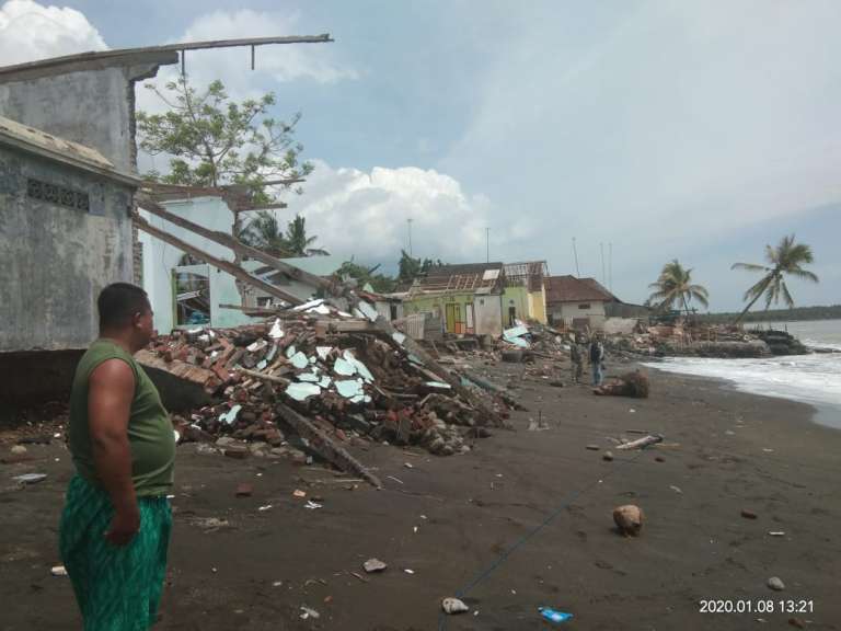 Abrasi Pantai Pebuahan Semakin Parah, Ombak Tinggi Menjelang Purnama