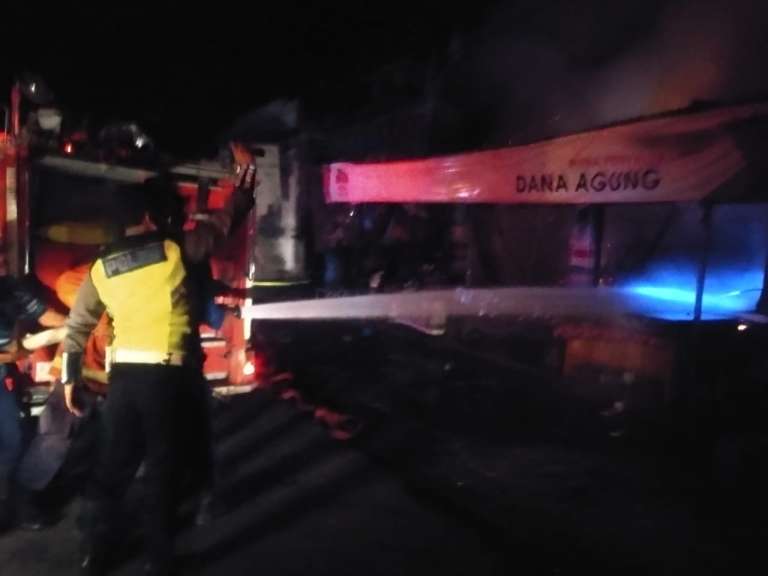 Ruko di Banyubiru Ludes Terbakar, Pemilik Dilarikan ke Rumah Sakit