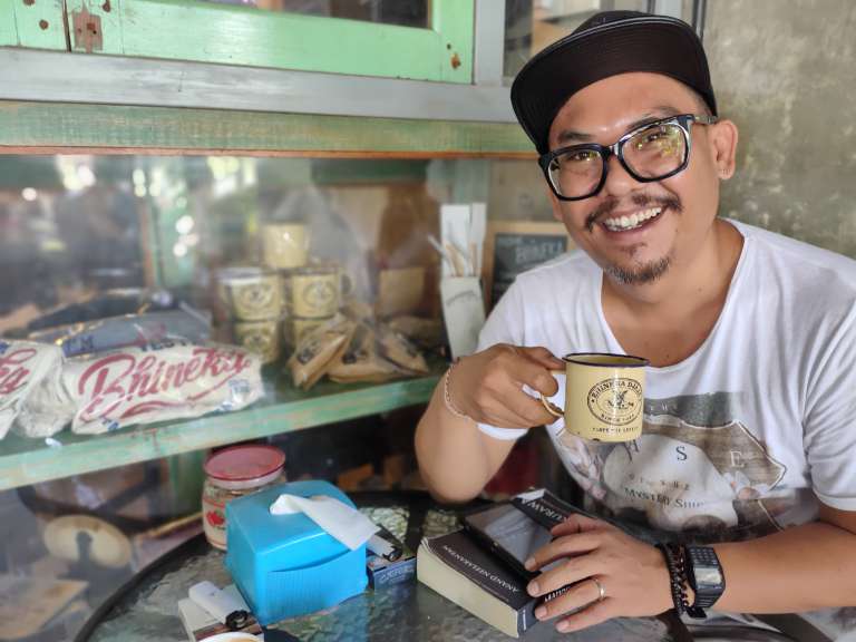 Warung Bhineka Muda Ayo Ngopi Sambil Ngobrol No WiFi