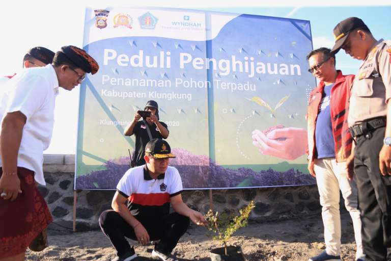 Bupati Suwirta Pimpin Penanaman Pohon Bersama Kapolres Klungkung