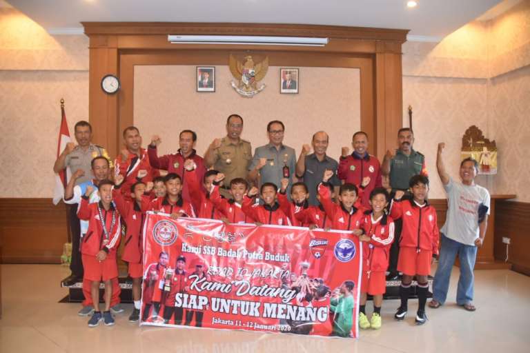 Wabup Suiasa Lepas SSB Badak Putra Buduk mewakili Bali ke Jakarta