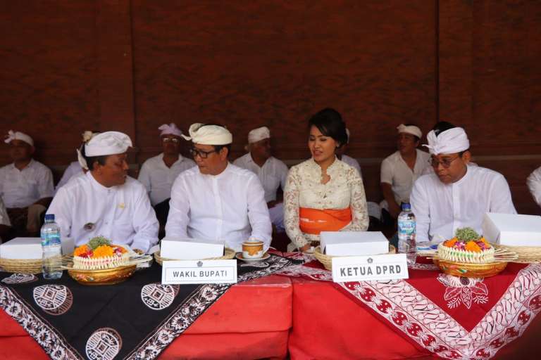 Hadiri Pemelaspasan Pelinggih Pura Puseh dan Pura Desa Desa Adat Carangsari, Wabup Suiasa Ajak Masyarakat  Untuk Ikut “Ngrastiti Jagat”