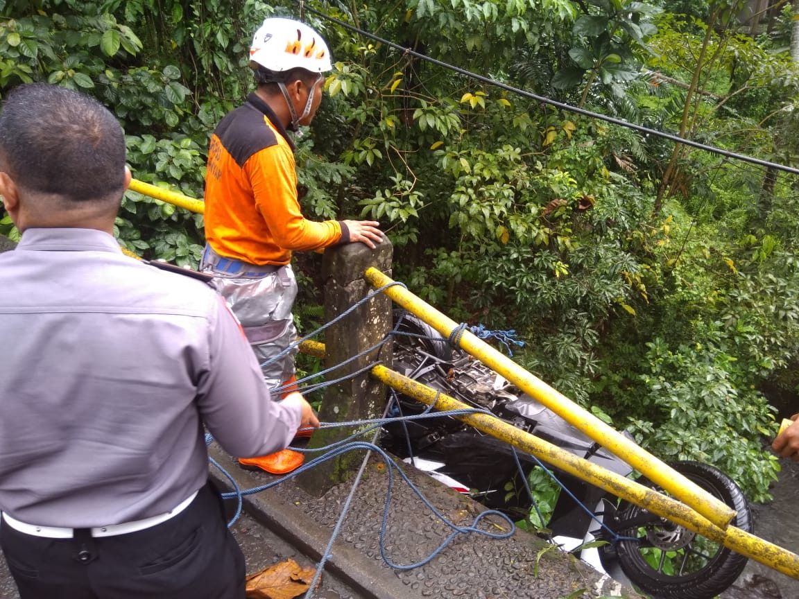Alami Gangguan Jiwa, Oka Buang Motornya ke Sungai