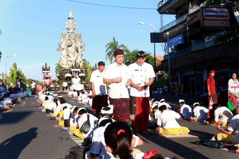 Ribuan Siswa Nyurat Aksara Bali di Catus Pata Klungkung