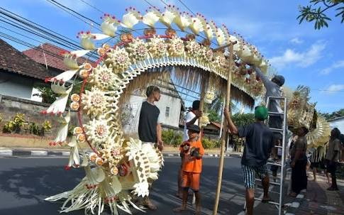Marak Pencurian Sesajen Penjor, PHDI Minta Masyarakat Hati-hati
