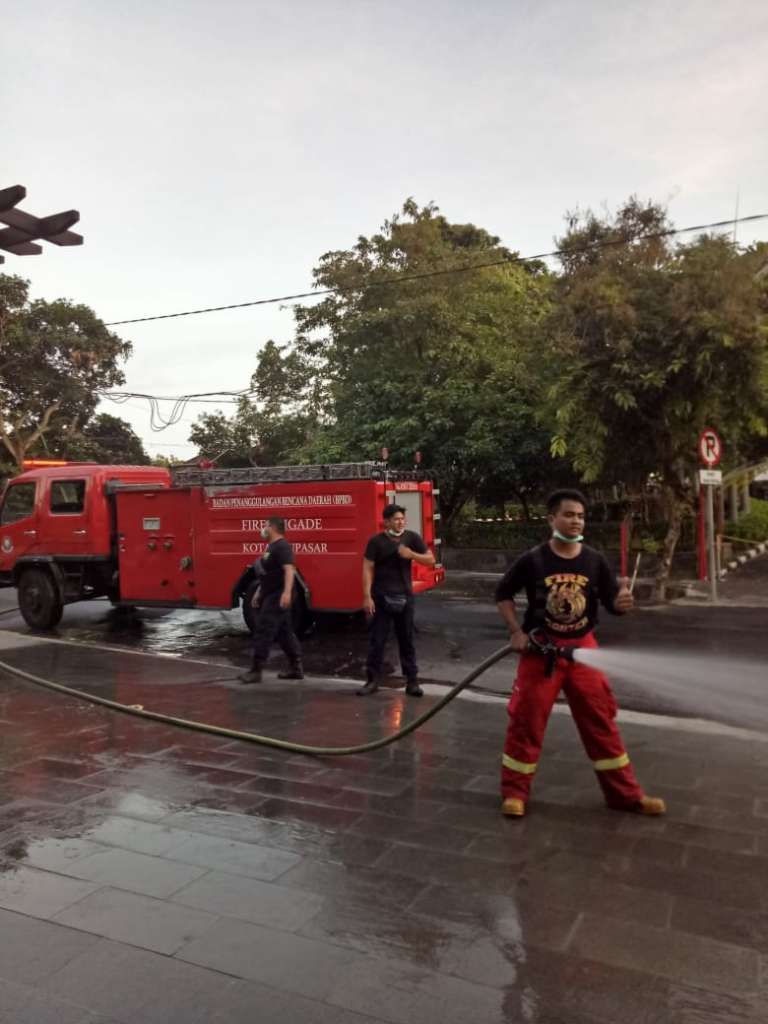 Kerahkan Armada Damkar, Jalan di Kota Denpasar Disemprot Disinfektan Tiap Hari