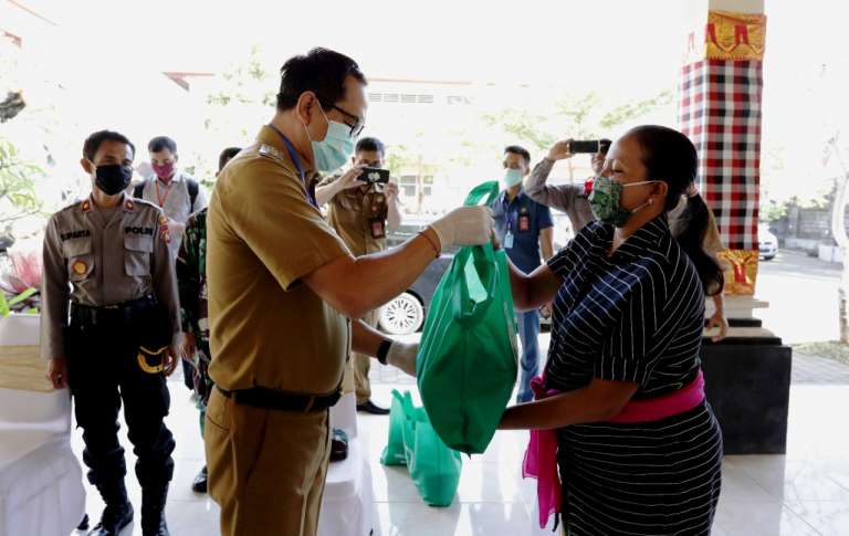 Program “Guru dan Disdikpora Badung Belajar Dari Covid-19”, Wakil Bupati Suiasa Bagikan Paket Sembako Kepada Orang Tua Siswa Terdampak Covid-19