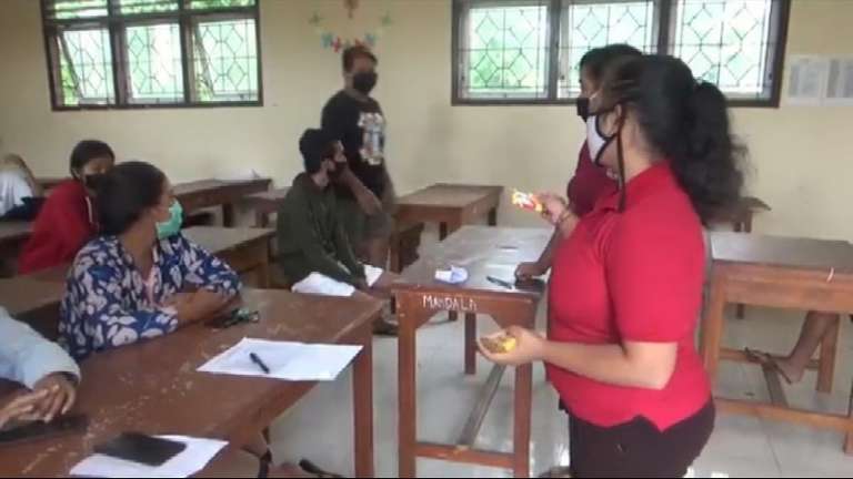 Para Siswa SMA/SMK di Gianyar Dibagikan Kartu Kuota Internet untuk Menunjang Penilaian Akhir Tahun Secara Online