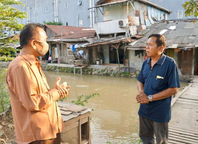 Nofrijal Deputi ADPIN BKKBN Serahkan Bantuan pada Warga Kampung Kumuh Bekasi Timur
