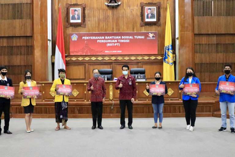 Gubernur Wayan Koster Semangati Mahasiswa Penerima Bantuan Sosial Tunai