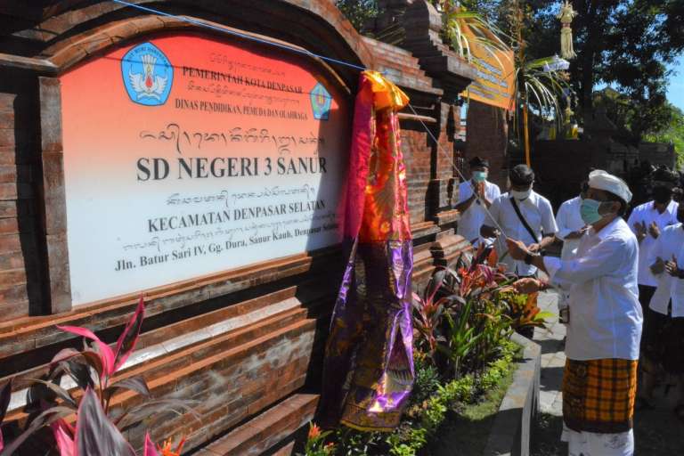 Rai Mantra Hadiri Pemlaspasan Sekaligus Meresmikan SDN. 3 Sanur