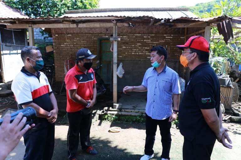 Bupati Suwirta Lunasi SPP Siswa Yatim 