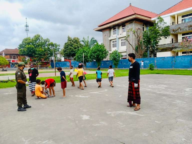 Hadapi Tatanan  Normal Baru, GTPP Covid-19 Kota Denpasar Berikan Sosialisasi dan Edukasi Kepada Masyarakat dan Anak-Anak Desa Tegal Harum