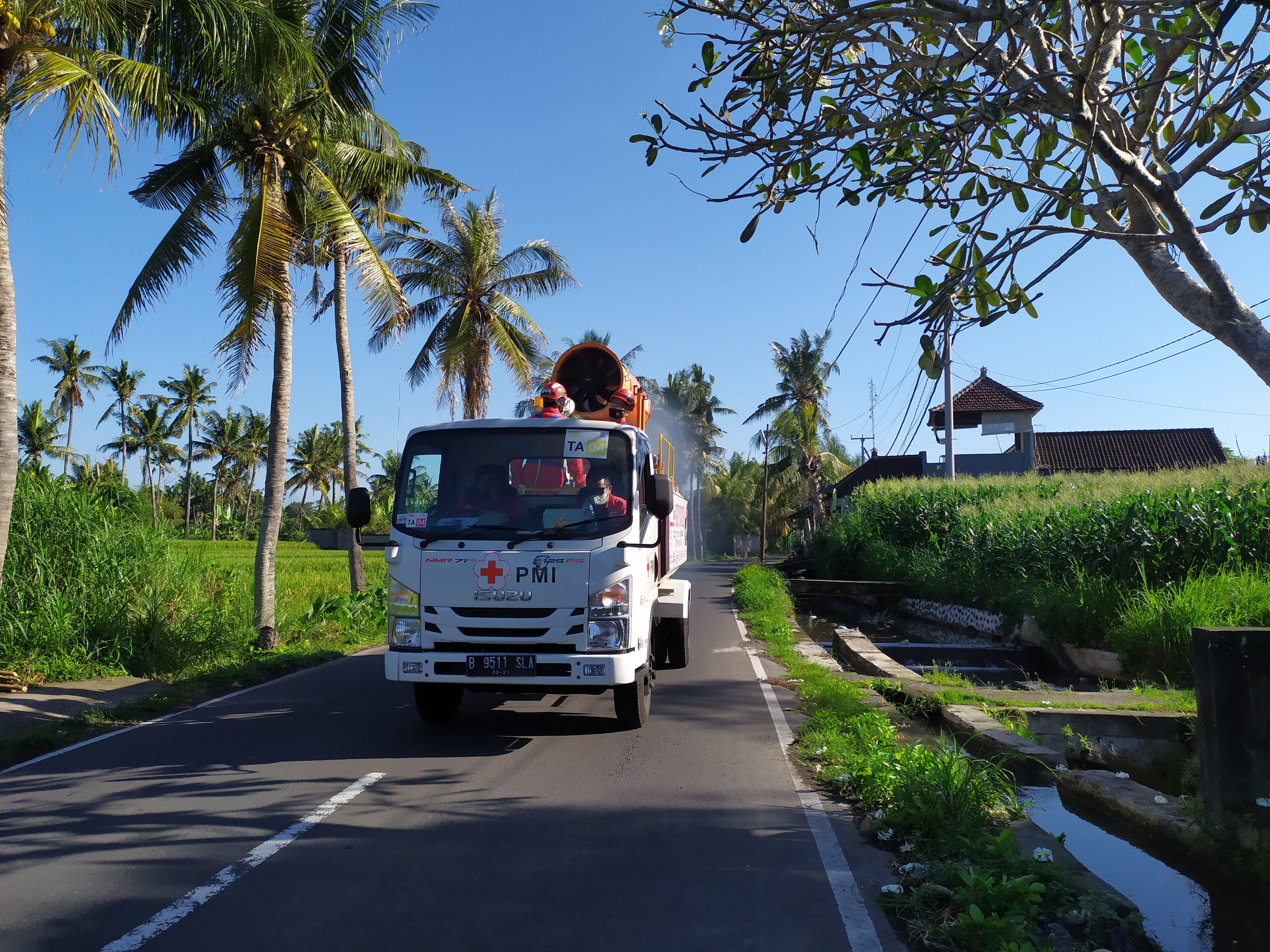 Palang Merah Indonesia Gianyar Semprotkan 5000 Liter Disinfektan di Kecamatan Blahbatuh