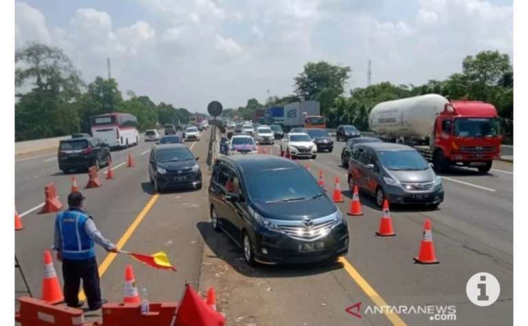 Lalu lintas padat, Tol Jakarta-Cikampek diterapkan “contraflow”