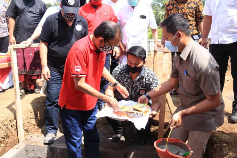 Wayan Koster Ingin Guru di SMAN 1 Abang Asli Warga Kecamatan Abang