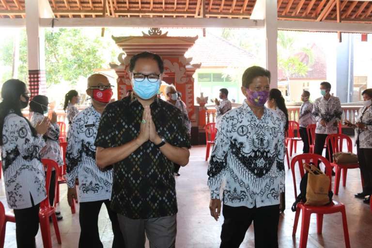 Wabup Suiasa Buka Konferensi PGRI Kabupaten Badung, Harapkan Tetap Bersinergi dengan Pemerintah Untuk Membangun Badung yang Kuat dan Hebat