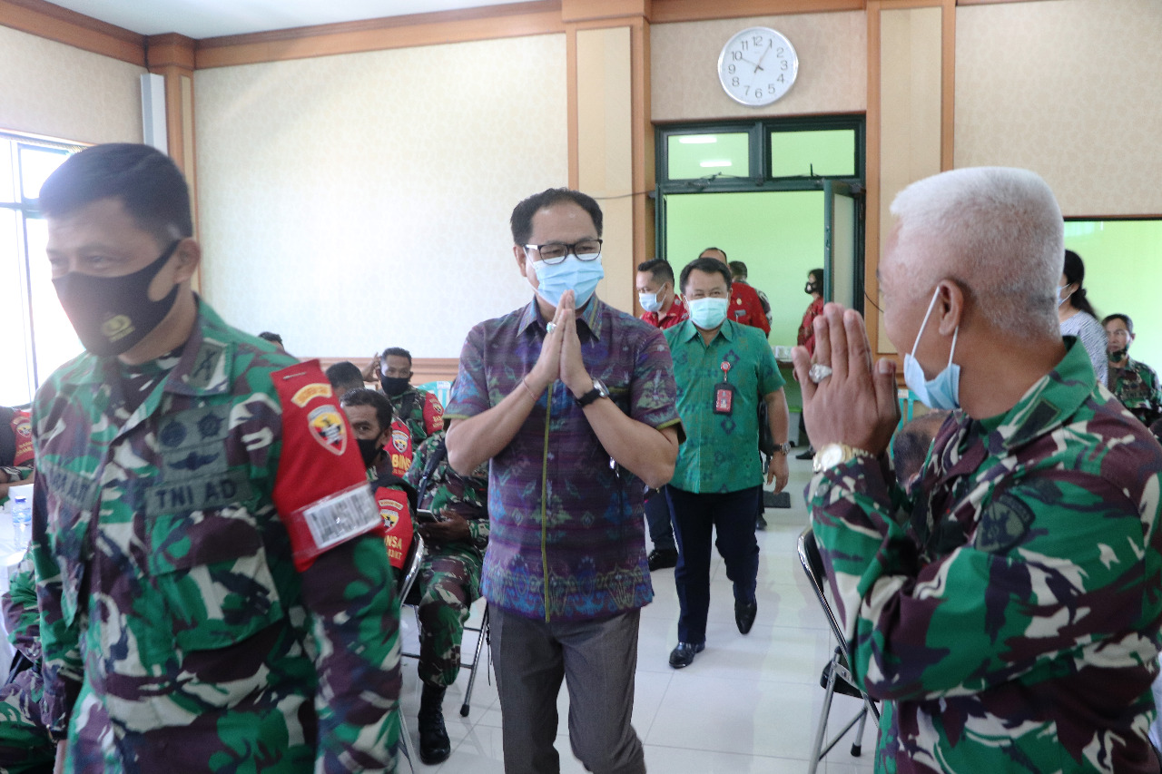 Wabup Serahkan Tong Sampah (1)