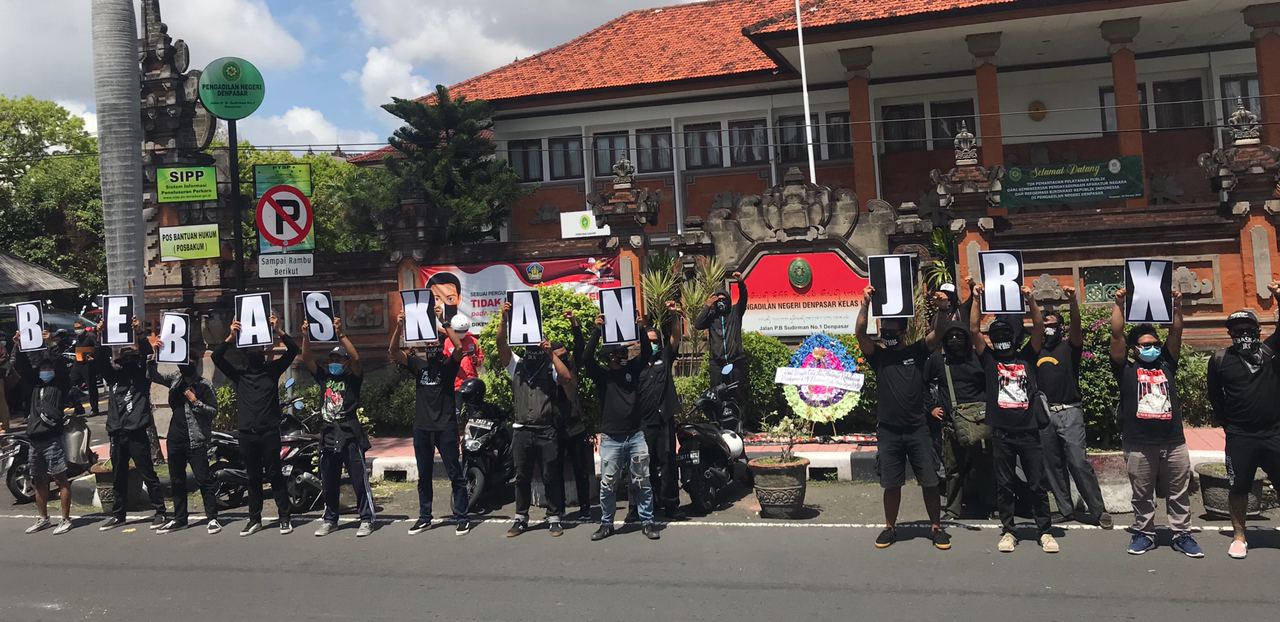 Dokumentasi Aksi Simpatisan JRX kirim karangan bunga di Depan PN Denpasar 26 oktober 2020 (1)