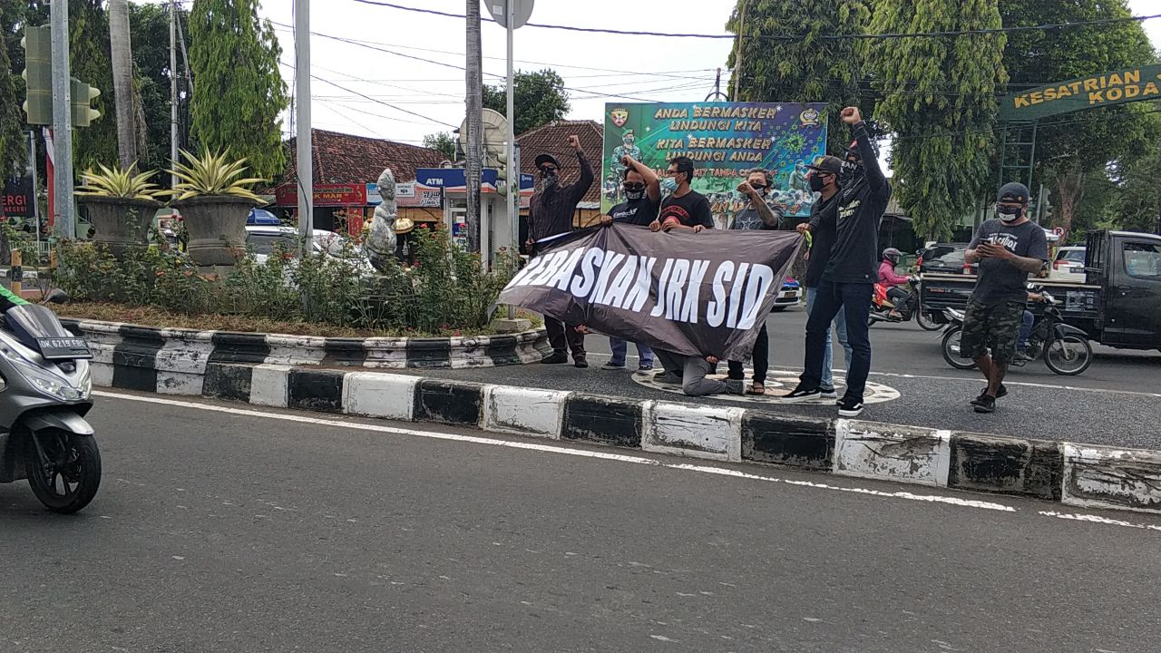 Foto Aksi Simpatisan Bebaskan JRX SID DI Pengadilan Negeri Denpasar dan di Kantor Kejati Bali, 6 Oktober 2020 (4)