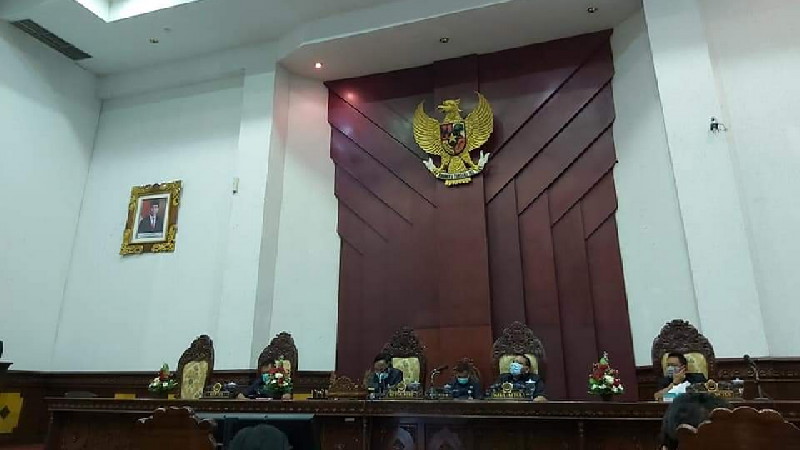 Pandangan Umum Fraksi DPRD Gianyar Diselingi Baca Sajak Kepada Bupati Mahayastra
