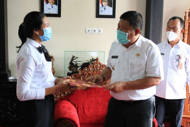 Bupati Artha Serahkan Beasiswa Bagi Mahasiswa Kurang Mampu