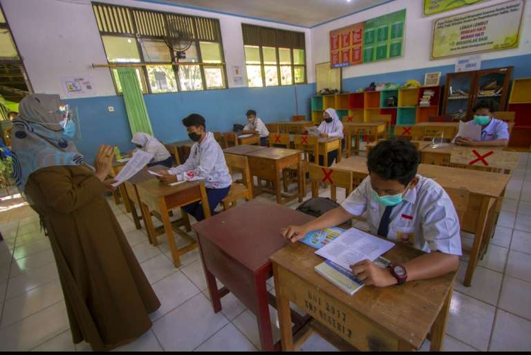 Pemerintah Salurkan Bantuan Subsidi Upah bagi Tenaga Pendidik Non-PNS