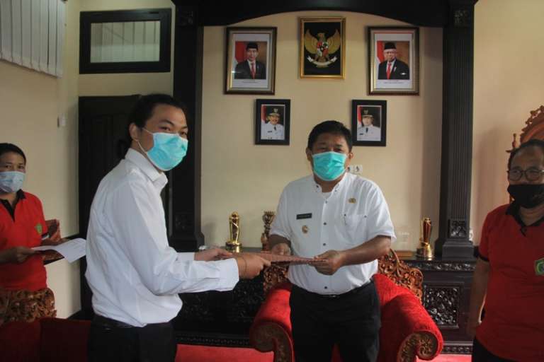 Tingkatkan Kualitas Pendidikan Mahasiswa, Bupati Jembrana Serahkan Beasiswa