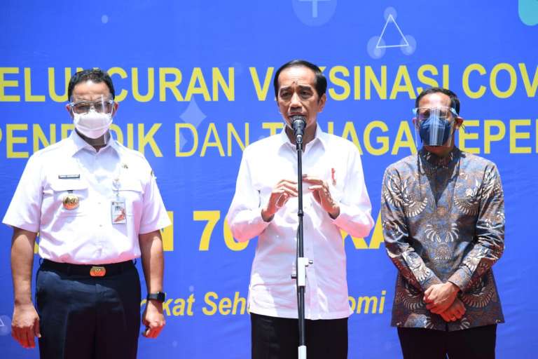 Presiden Tinjau Vaksinasi Massal Tenaga Pendidik dan Kependidikan di SMAN 70 Jakarta