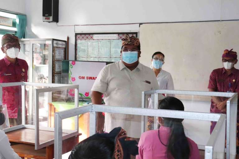 Bak Gayung Bersambut, Aspirasi Guru Dan Orang Tua Siswa, Disikapi Bupati Agus Suradnyana Lakukan Simulasi PTM di SDN 3 Banjar Jawa