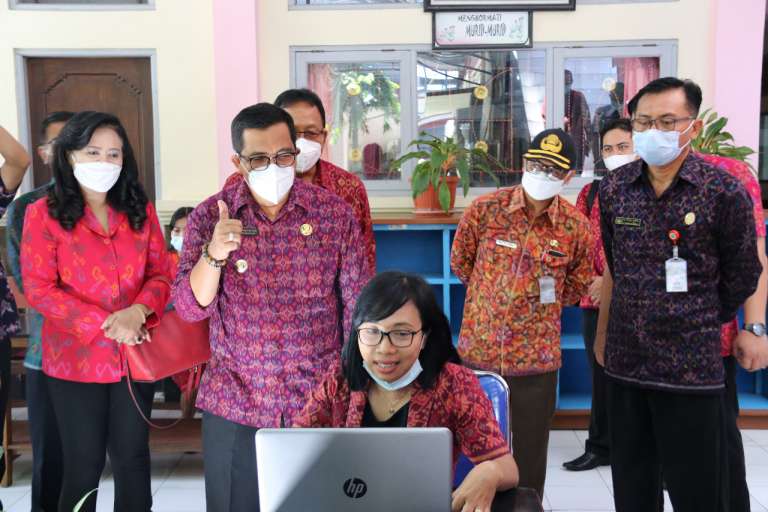 Monitoring Pembelajaran Secara Daring, Bupati Sanjaya Semangati Para Guru dan Murid SMP N 1 Tabanan