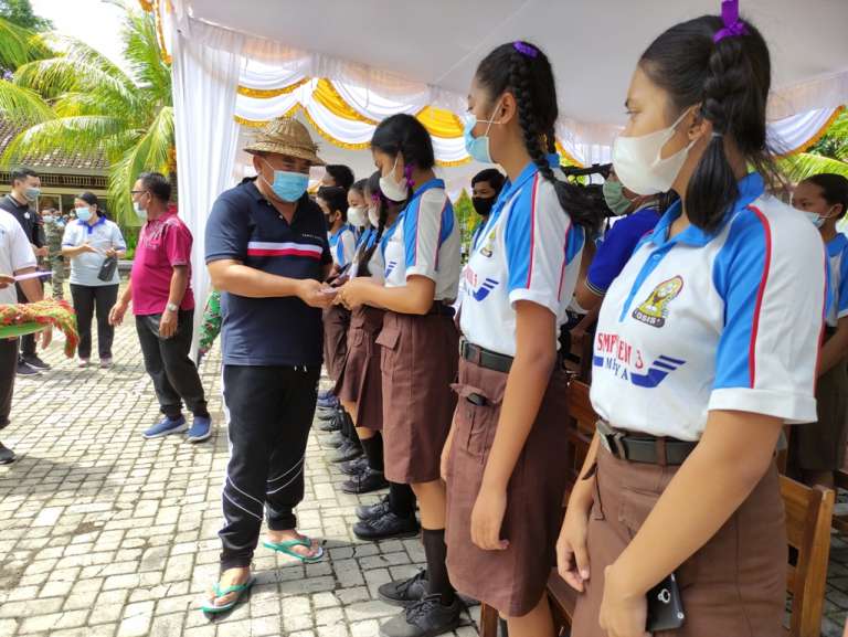 Wujudkan Masyarakat Jembrana Bahagia, Bupati Tamba Serahkan KIA dan Bantu Sembako Siswa Kurang Mampu