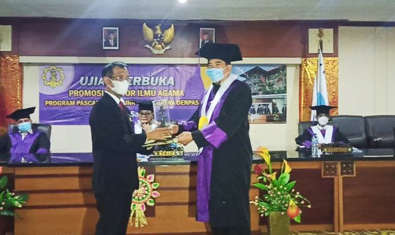 Ketua PHDI Kuta, I Nyoman Sarjana Raih Gelar Doktor Dengan Predikat Cumlaude