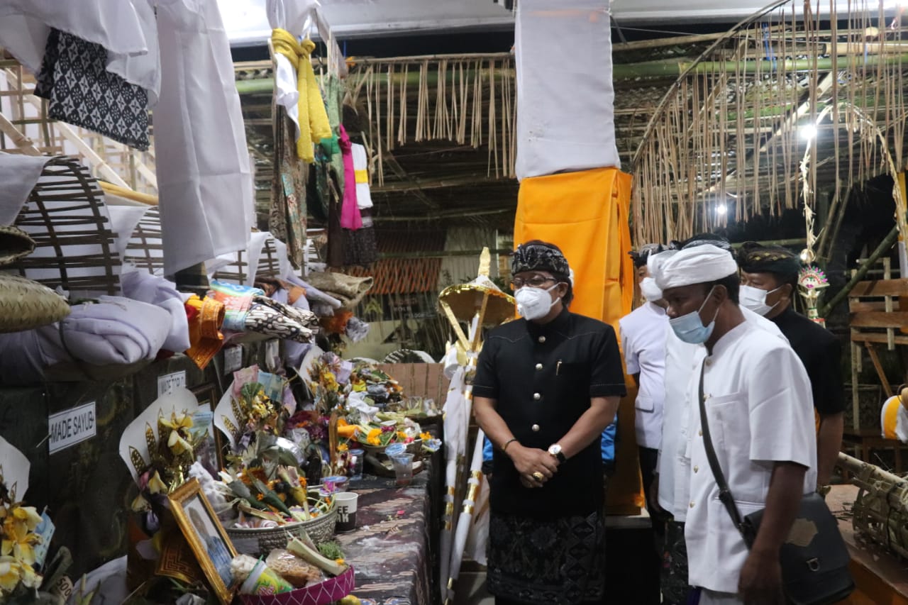Bupati Hadiri Ngaben Masal (2)