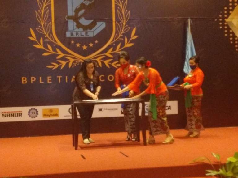 Membanggakan!! Lulusan BPLE Tiara Course Langsung “Dijemput” Pengusaha saat Wisuda