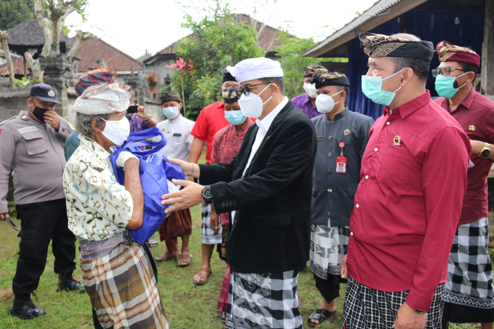 Berkantor di Desa Perean, Bupati Tabanan Briefing Langsung Staf Desa3