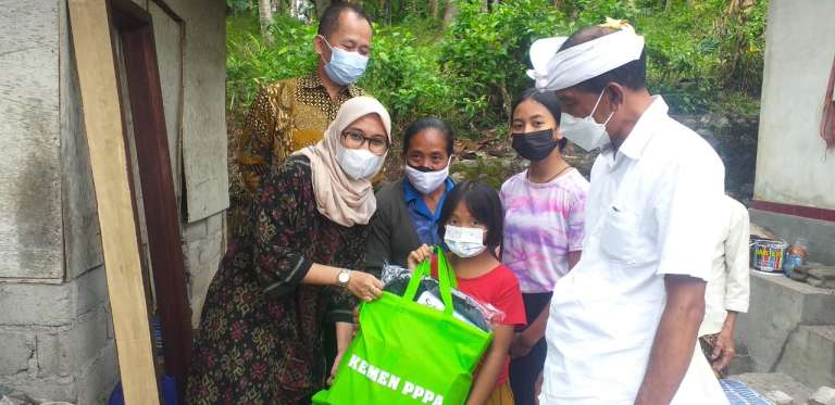Kementerian PPPA Salurkan Bantuan Bagi Anak Yatim Piatu Terdampak Covid-19 di Jembrana