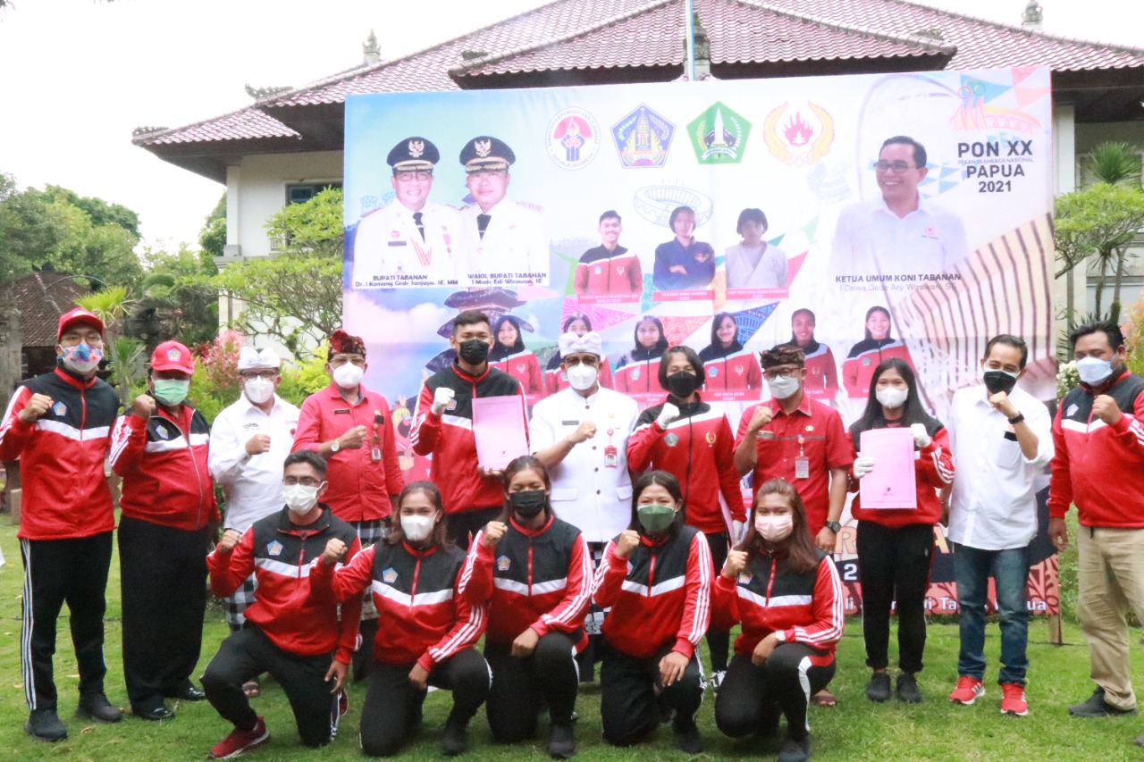 Bupati Tabanan Berikan Penghargaan Para Atlet Tabanan Peraih Medali PON XX Papua 2021 (4)