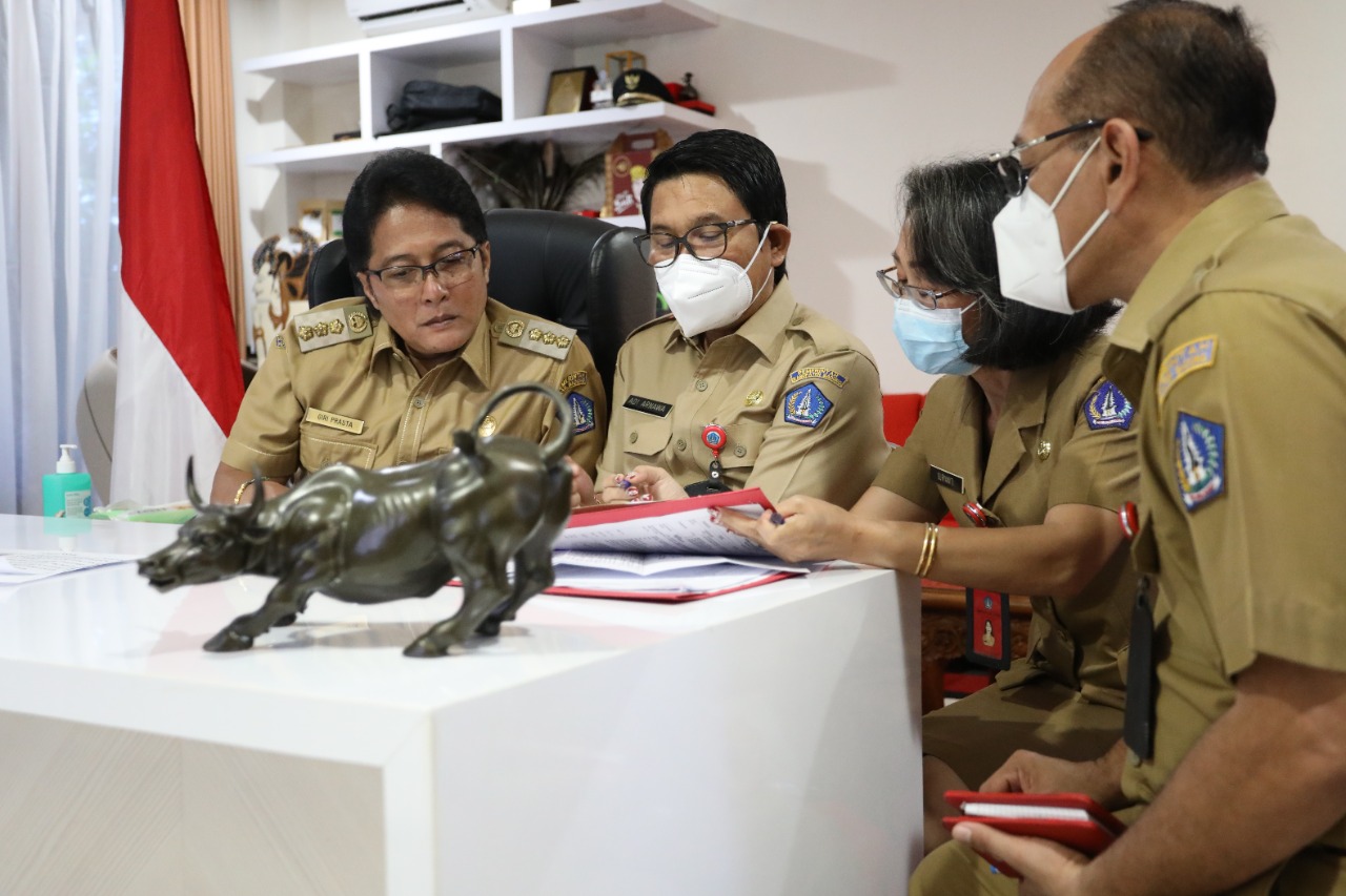 Bupati Giri Prasta Ikuti Rapat Evaluasi (2)