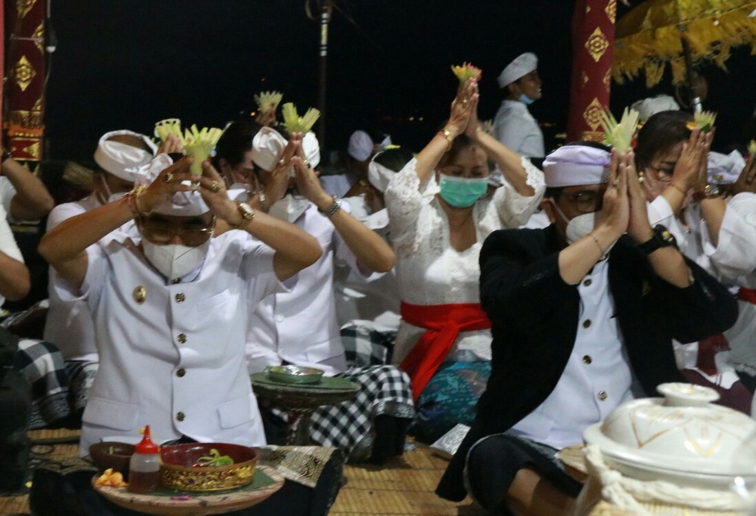 Bupati dan Wakil Bupati Tabanan Mohon Kerahayuan Jagat di Pura Luhur Tanah Lot2 (1)