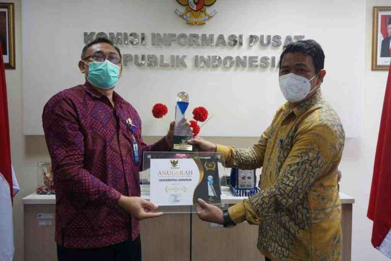 Jadi Contoh untuk PTN Lain, Unud Terima Trophy dan Piagam Anugerah Keterbukaan Informasi Publik Kualifikasi Informatif