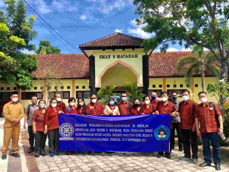 Unud Gelar Pengabdian Masyarakat di SMAN 8 Mataram, Berikan Pengajaran Bahasa Inggris Pariwisata, Dukung Lombok jadi “Bali Kedua”